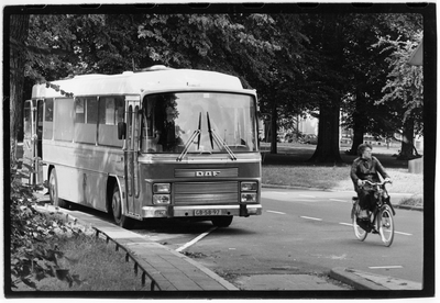 406808 Afbeelding van de methadonbus voor drugsverslaafden in het Moreelsepark te Utrecht.